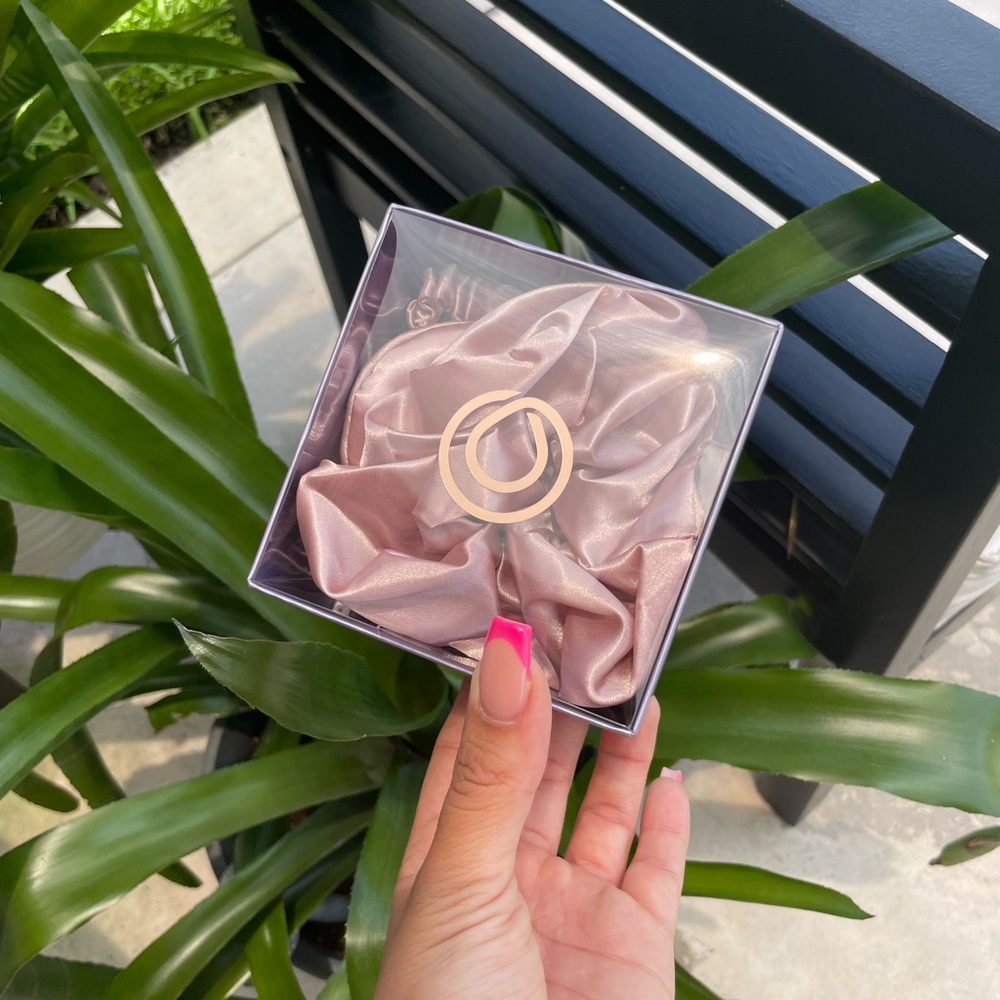 MONAT eye sleep mask and scrunchie #1392